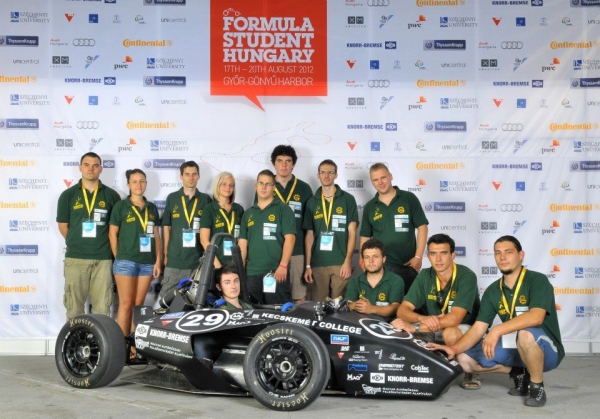 A Kecskeméti Főiskola Formula student csapata 2012 - Fotó: http://kefoportal.kefo.hu/