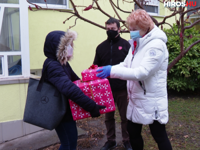 Ajándékcsomagokat adtak át a rászorulóknak - Videóval