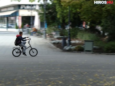 Veszélyes lehet a közlekedés a gyalogosok és a biciklisek számára a borús időben - Videóval