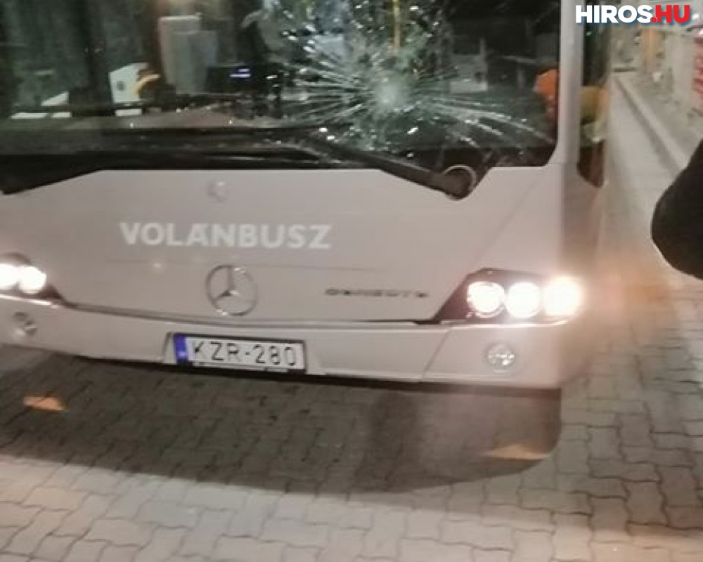 Fejjel törték be egy busz ablakát a Noszlopy Gáspár parkban