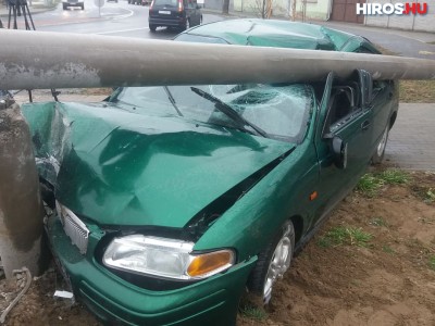 Villanyoszlopba csapódott egy kocsi a körforgalomnál-Frissítve