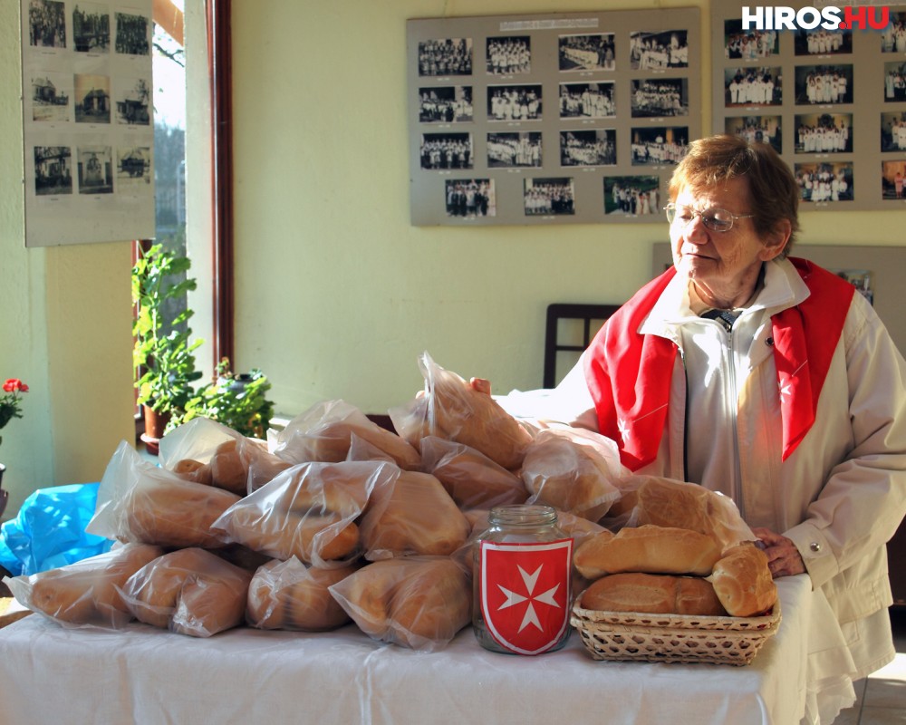 Erzsébet kenyeret oszt a Máltai Szeretetszolgálat