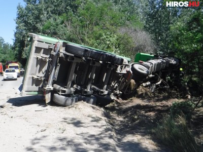 Kamion és személyautó ütközött Bugyinál