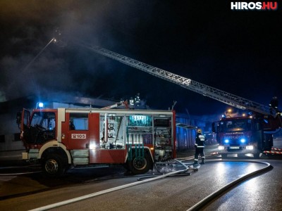 Negyven tűzoltó oltotta a lángokat az áruháztűznél