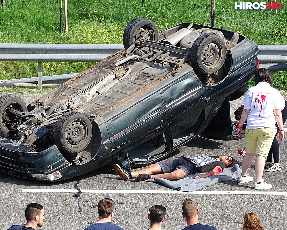 Megrendezett tömegbalesetet rendeztek az autópályán