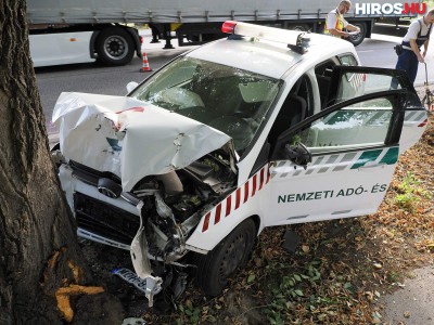 Fának csapódott a Nemzeti Adó- és Vámhivatal személygépkocsija Pirtón