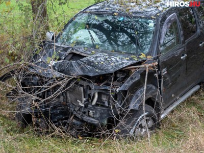  Súlyos baleset előzés közben: fát döntött ki egy autó Bócsánál