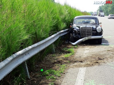 Moldáv kisteherautó csapódott svéd veterán autóba az M5-ösön
