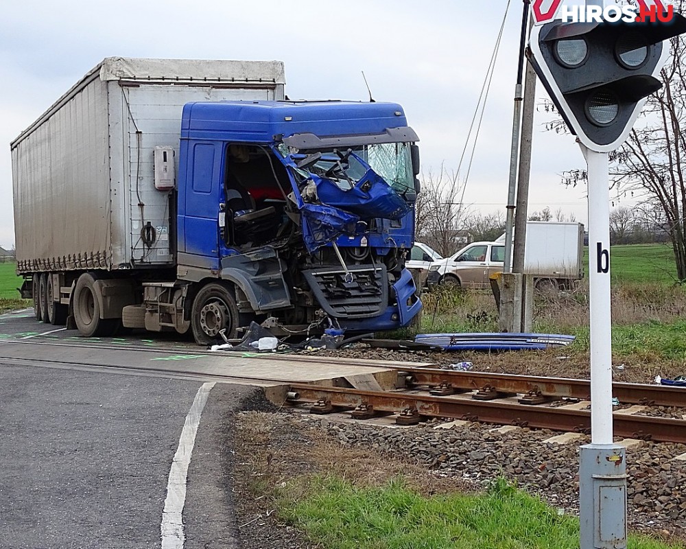 Kamion ütközött vonattal Kunszentmárton határában
