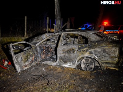 Teljesen kiégett egy autó az 51-es főúton történt balesetben