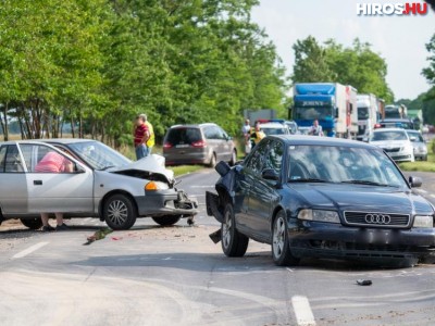 Ketten sérültek meg az 54-es főúton, ahol három személyautó csapódott egymásnak