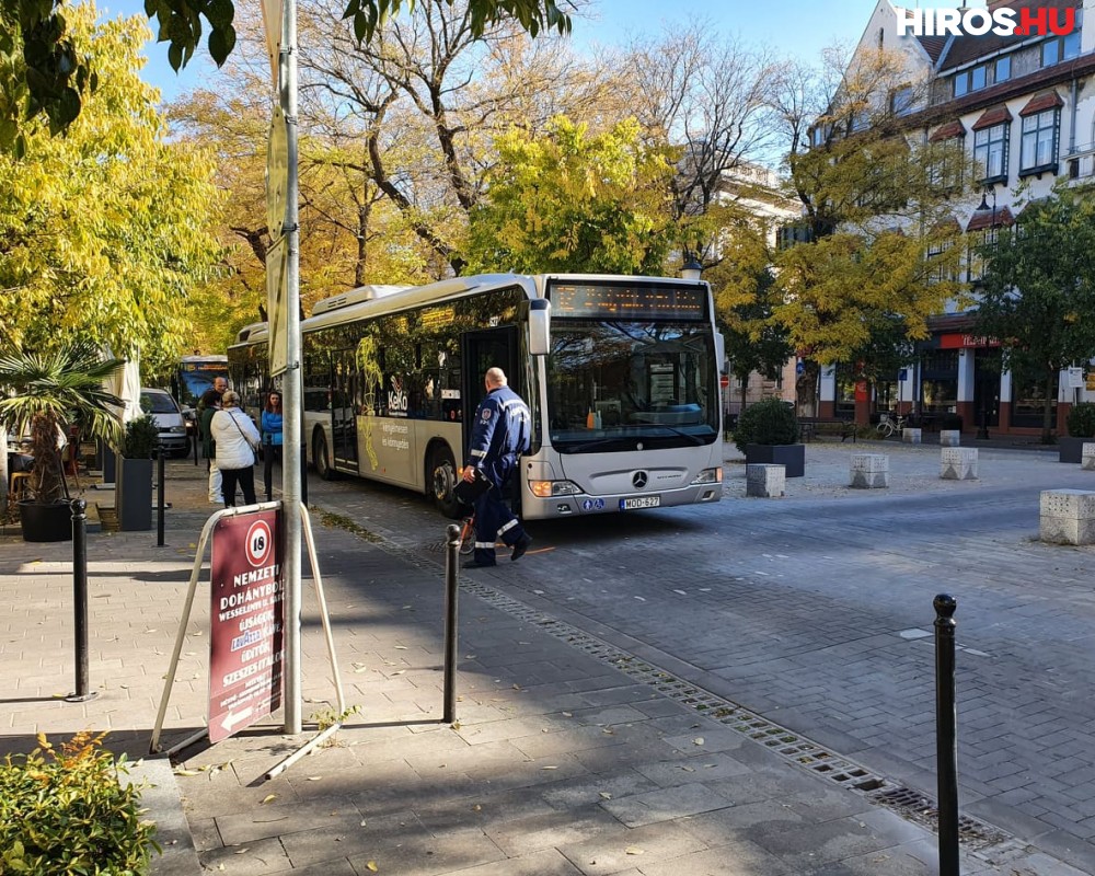 Hirtelen fékezett a busz, mentők vitték el az idős hölgyet