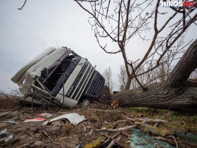  Fának csapódott és felborult egy kamion Kalocsa közelében, az ukrán sofőr megsérült