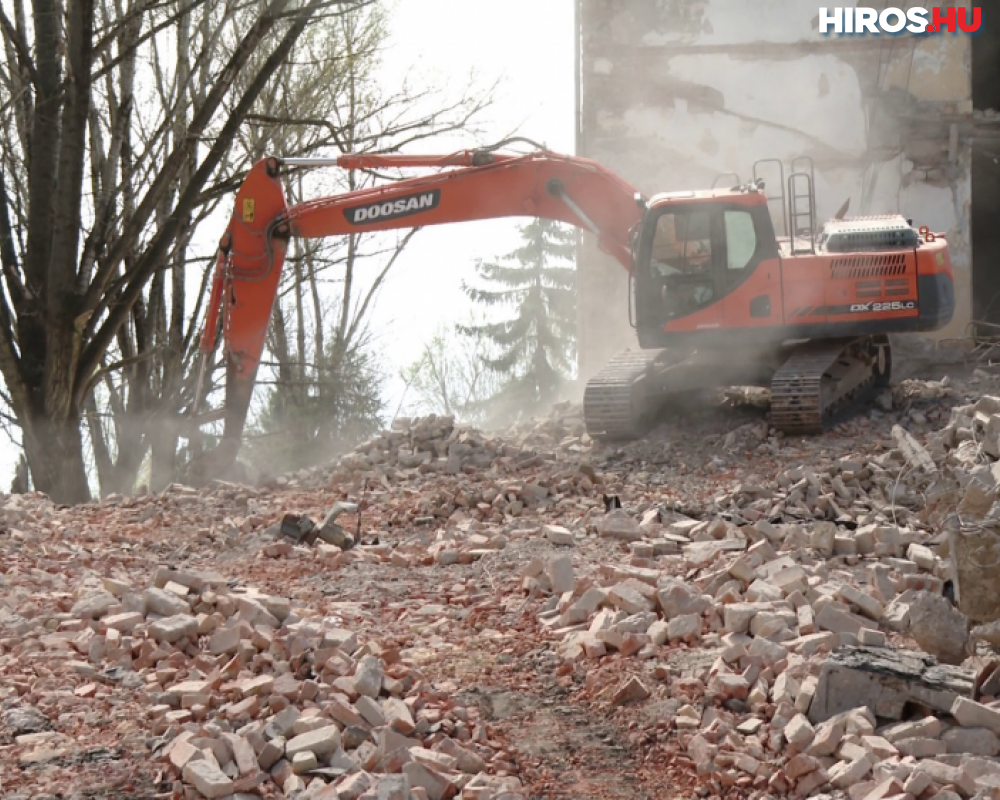 Bontják a régi laktanyaépületeket Homokbányán - Videóval