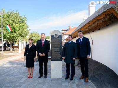 Felavatták a kiskőrösi Petőfi Szülőház és Emlékmúzeum történelmi emlékhellyé nyilvánítását jelző sztélét - Videóval