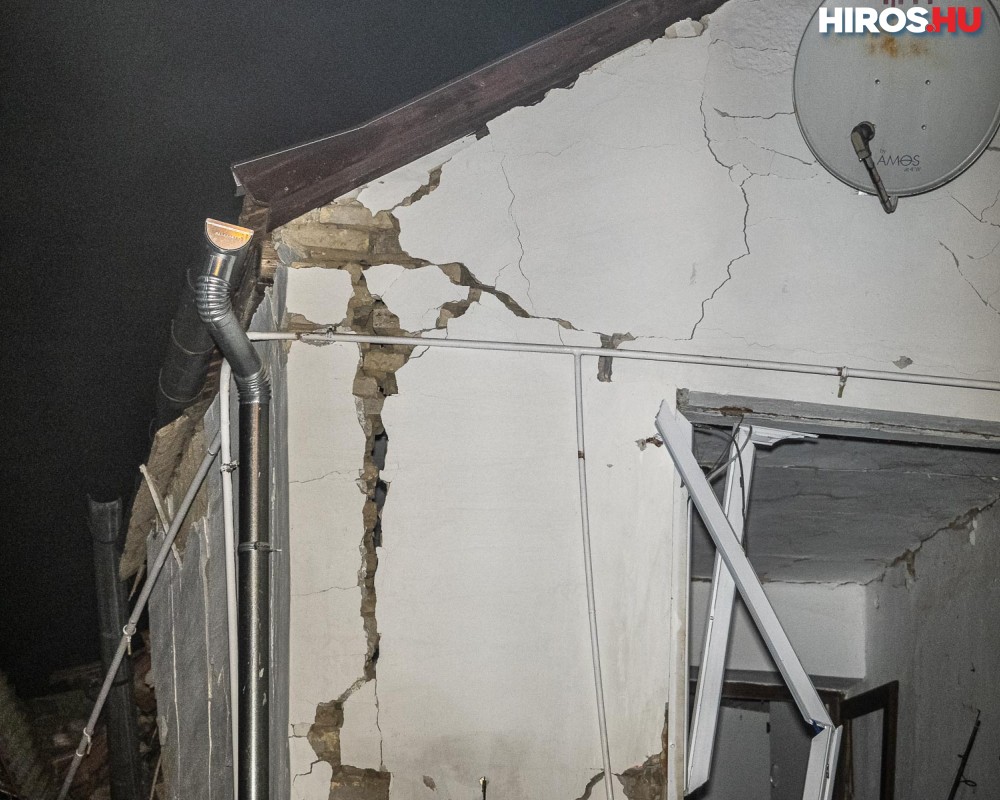 Felrobbant egy ház, kimentették a lakót a romok közül
