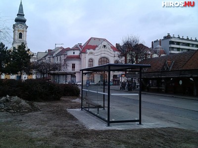 Új buszvárók a Széchenyi téren