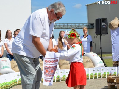 Kárpátaljai gyerekek műsorral köszönték meg a Magyarok Kenyere adományt