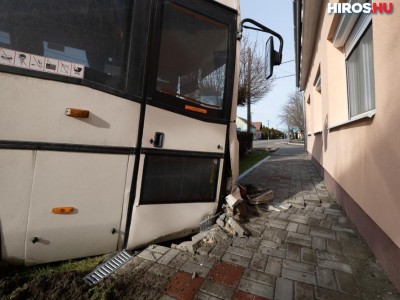 Autóbuszbaleset Géderlakon: tizenkettőre emelkedett a sérültek száma