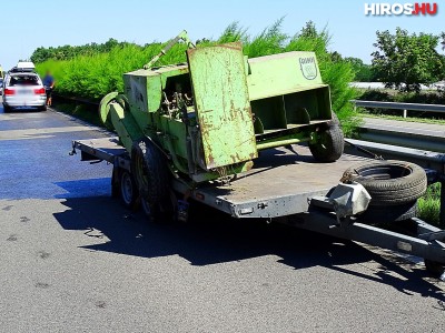 Utánfutót húzó gépkocsi hajtott bele egy teherautóba az M5-ösön
