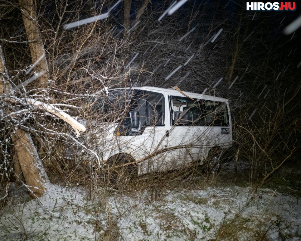 Megcsúszott a havas úton a kisbusz, öten megsérültek – Videóval
