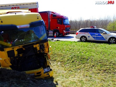 Két kamion ütközött az M5-ösön, Hernádnál