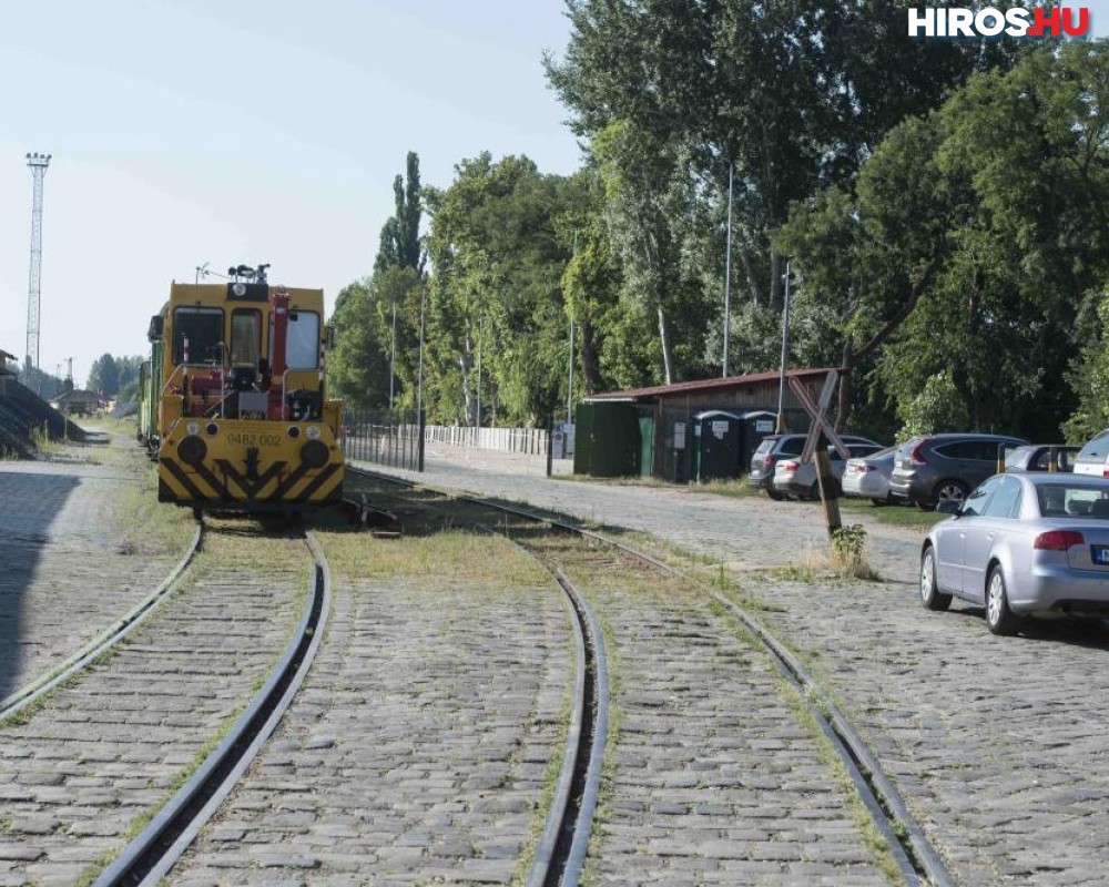 Felújítások fogságában: csak a síneken át juthatnak haza