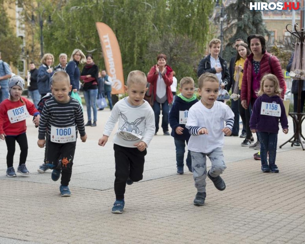 Komolyzenére, komoly célért futottak