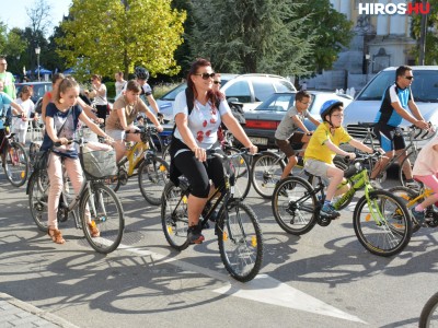 Több mint 300-an tekertek a kerékpáros felvonuláson