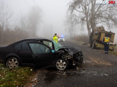 Álló markológépbe csapódott a ködben egy autó Kiskőrös közelében – VIDEÓVAL