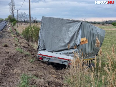 Árokba hajtott egy osztrák rendszámú utánfutós kisteherautó az 54-es főúton