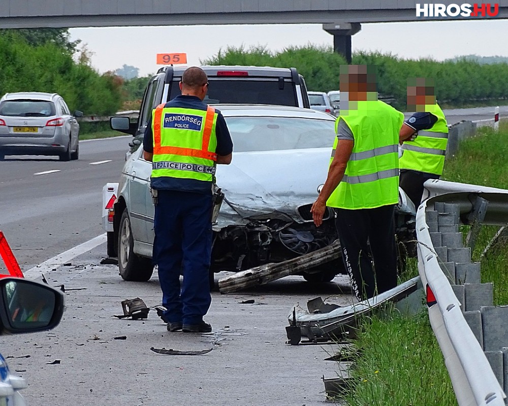 Szalagkorlátnak csapódott egy autó az M5-ösön