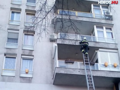 Az erkélyen át jutottak a lakásba a tűzoltók