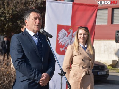 Lengyel zászló lengedezik a Megyeháza előtt
