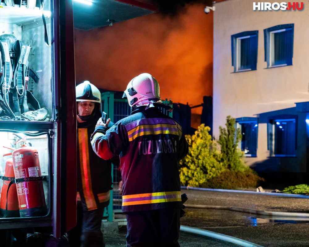 Kiégett egy üzemcsarnok Kiskőrösön - 50 tűzoltó oltotta a lángokat