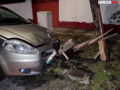 Kitört egy villanyoszlopot egy autó Kiskunhalason