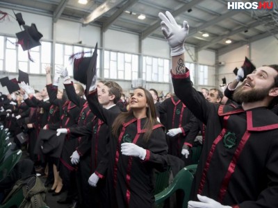 Diplomaátadó ünnepi szenátusi ülést tartottak az egyetemen