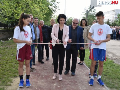 Felavatták a Corvin Mátyás Általános Iskola futó- és távolugrópályáját