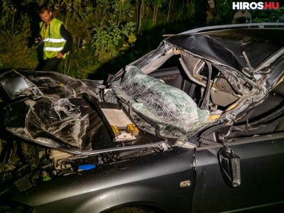 Súlyos baleset: traktor pótkocsija alá rohant az Audi, a sofőrt úgy vágták ki a roncsból