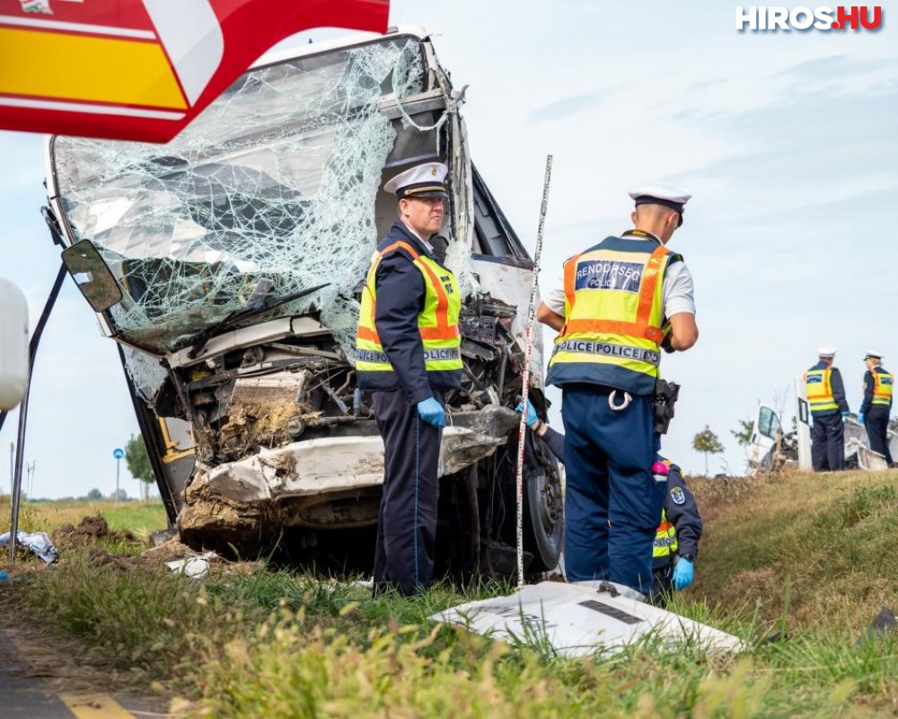 Szörnyű baleset: darabokra szakadt a busszal ütköző kisteherautó