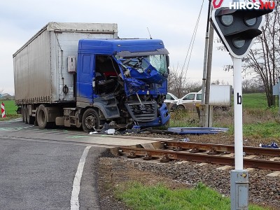 Kamion ütközött vonattal Kunszentmárton határában