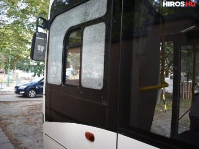 Bíróság elé kerülhet a busz ablakát betörő férfi 