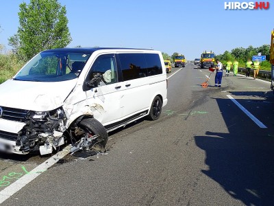 Egy munkás súlyosan megsérült - kisbusz hajtott a pályafenntartó autóba az M5-ösön