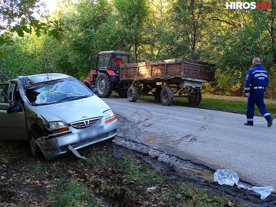 Személyautó ütközött egy traktor pótkocsijának, ketten sérültek meg