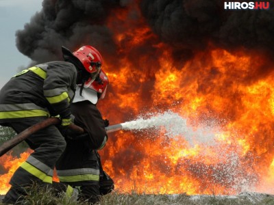 Tűzoltók vonultak a Dobó körútra