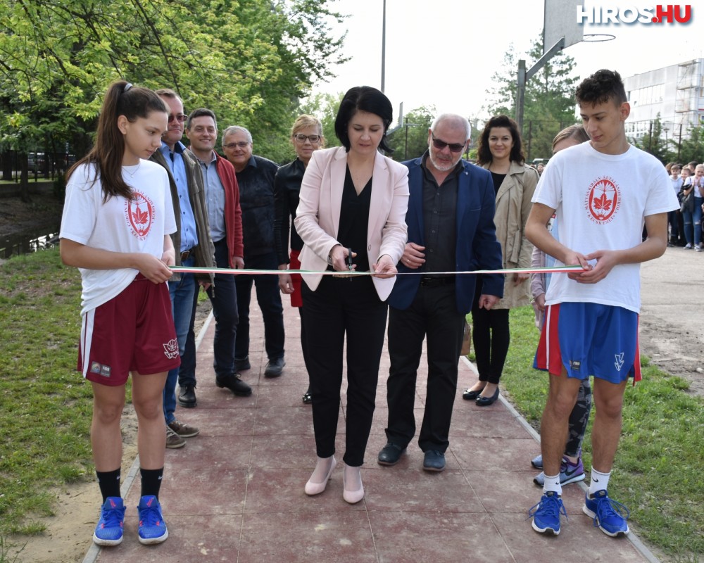 Felavatták a Corvin Mátyás Általános Iskola futó- és távolugrópályáját