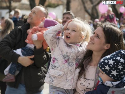 Tavaszköszönő flashmob a családokért