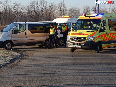 Betegszállító és mikrobusz ütközött Tiszaalpáron