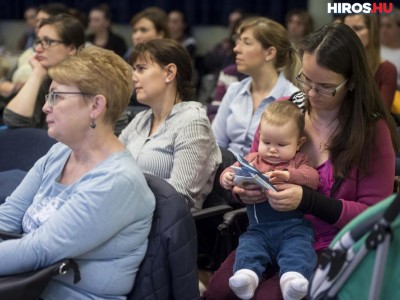 A szoptatás élettani jelentőségeiről tartottak konferenciát