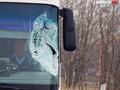 Autóbusz ütközött kamionnal Kecskemétnél
